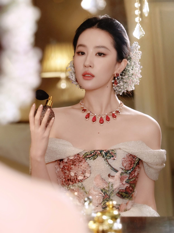 Sinh năm 1987, Lưu Diệc Phi từ lâu được công chúng ưu ái gọi là "Thần tiên tỷ tỷ"