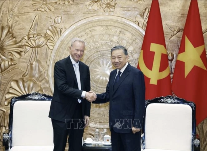 Tổng Bí thư, Chủ tịch nước Tô Lâm tiếp ông Eric Schmidt, nguyên Chủ tịch Tập đoàn Google, dẫn đầu Đoàn chuyên gia trí tuệ nhân tạo thăm và làm việc tại Việt Nam. (Ảnh: Thống Nhất/TTXVN)