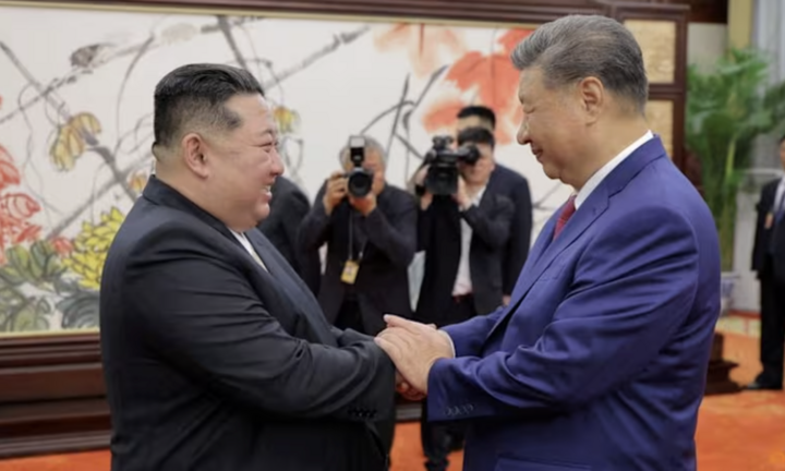 Nhà lãnh đạo Triều Tiên Kim Jong-un và Chủ tịch Trung Quốc Tập Cận Bình bắt tay nhau.