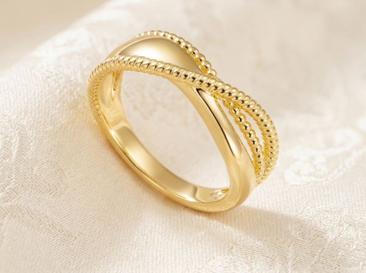 Vàng 18K được sử dụng phổ biến trong chế tác trang sức như nhẫn, dây chuyền, lắc tay, bông tai hoặc mặt dây chuyền cao cấp. (Ảnh: AI)