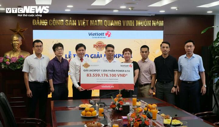 Anh Bùi Văn Mạnh không đeo mặt nạ nhận giải độc đắc "khủng". (Ảnh: Đại Việt)