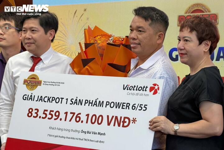 Anh Mạnh nhận thưởng cùng vợ. (Ảnh: Đại Việt)