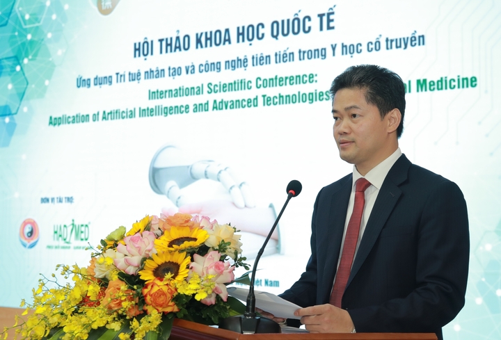 Thứ trưởng Thường trực Bộ Y tế Vũ Mạnh Hà phát biểu tại hội thảo.