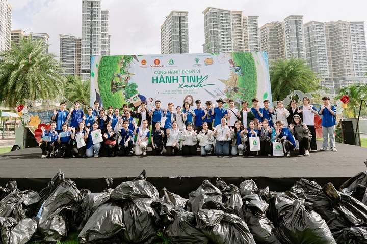 Tại TP.HCM, gần 700 cán bộ nhân viên đến từ các công ty thuộc Tập đoàn Vingroup, người dân địa phương, cư dân Khu đô thị Vinhomes Grand Park và sinh viên các trường thành viên của Đại học Quốc gia TP.HCM chung tay làm sạch tuyến đường Phước Thiện (phường Long Bình).