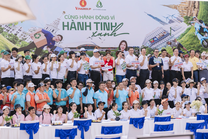 Tại Khánh Hòa, gần 540 tình nguyện viên chung tay làm sạch khu vực Công viên Tuệ Tĩnh (phường Nha Trang), không gian công cộng ven biển nằm tại trung tâm thành phố Nha Trang. Trong không khí sôi nổi của ngày ra quân, các lực lượng đã tích cực thu gom rác thải, chỉnh trang cảnh quan và góp phần giữ gìn môi trường biển xanh, sạch, đẹp.