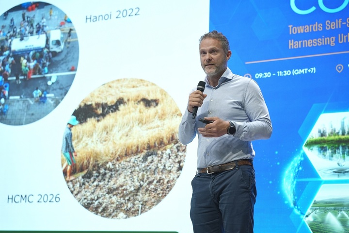 GS. Simon R. Bush trình bày tại hội thảo InnovaConnect diễn ra tại trường Đại học Văn Lang. (Ảnh: BTC)