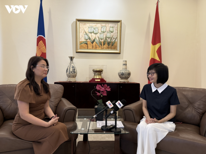Đại sứ Tôn Thị Ngọc Hương, Trưởng phái đoàn đại diện thường trực Việt Nam tại ASEAN trả lời phỏng vấn báo chí Việt Nam về Diễn đàn AFF 2026.