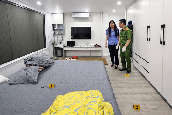 Cơ quan điều tra khám nghiệm hiện trường nơi cô giáo Ch. bị gã chồng vũ phu bạo hành làm tổn hại sức khỏe đến 95%, qua đời sau hơn 2 tháng chữa trị.