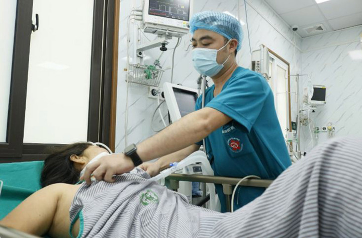 Chăm sóc, điều trị cho bệnh nhân tại Trung tâm Đột quỵ, Bệnh viện Bạch Mai
