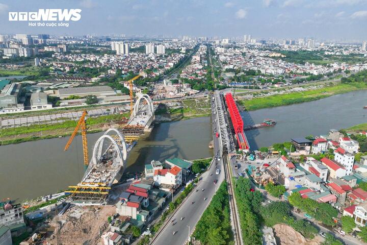 Được khởi công từ năm 1902 dưới thời Pháp thuộc, cầu Đuống là một trong những công trình giao thông lâu đời bậc nhất của Hà Nội. Hơn một thế kỷ tồn tại, cây cầu không chỉ phục vụ nhu cầu đi lại mà còn chứng kiến nhiều giai đoạn lịch sử quan trọng của đất nước, từ những năm tháng chiến tranh đến thời kỳ đổi mới và phát triển.
