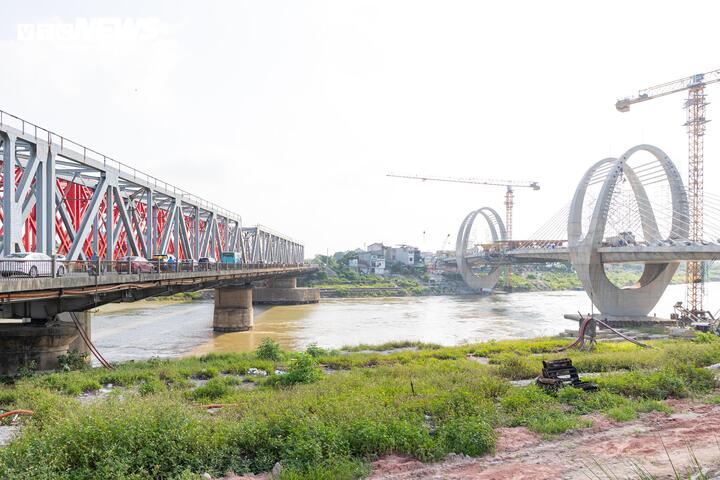 Trong bối cảnh cầu Đuống cũ ngày càng quá tải, dự án xây dựng cầu Đuống mới đang được đẩy nhanh tiến độ ngay bên cạnh công trình hiện hữu. Dự án có tổng mức đầu tư hơn 1.800 tỷ đồng, được kỳ vọng sẽ giải quyết những hạn chế về năng lực khai thác và đáp ứng nhu cầu giao thông ngày càng tăng của khu vực.