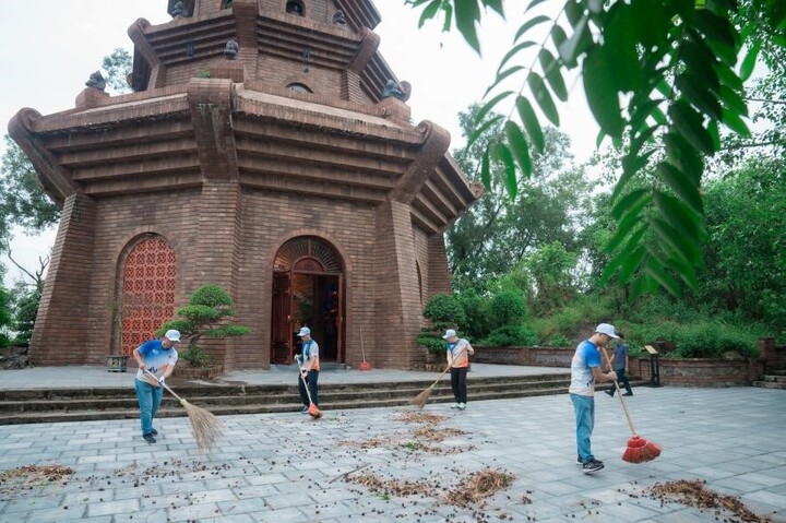 Tại Bắc Ninh, các tình nguyện viên Diana Unicharm tham gia dọn dẹp cảnh quan tại Di tích quốc gia đặc biệt Chùa Phật Tích.