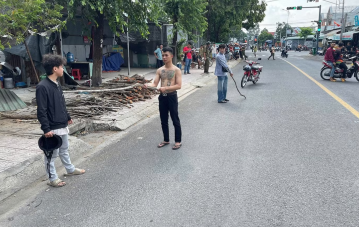 Công an dựng hiện trường vụ hỗn chiến.