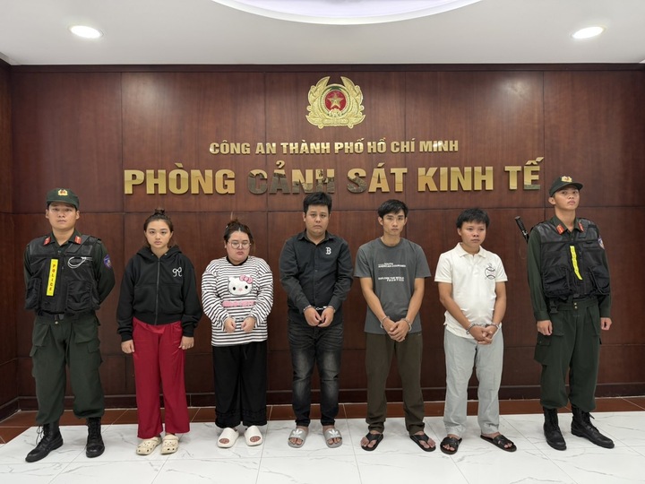 Nhóm bị can tại cơ quan điều tra. (Ảnh công an cung cấp)