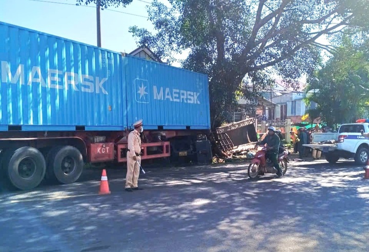 Cơ quan chức năng đang khám nghiệm hiện trường.