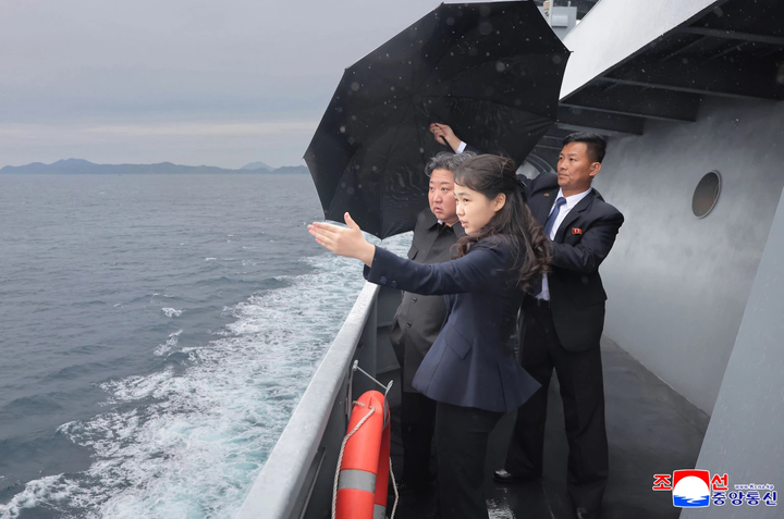 Ông Kim Jong-un trong chuyến thăm con tàu khu trục Kang Kon. (Ảnh: KCNA)
