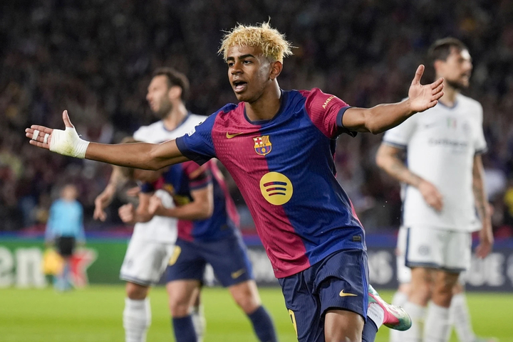 Lamine Yamal lần đầu tiên nhận danh hiệu Cầu thủ xuất sắc nhất La Liga. (Ảnh: AP)