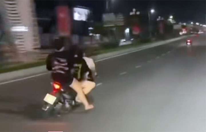 3 thiếu nữ đi xe máy lạng lách, đánh võng trên đường phố Hưng Yên. (Ảnh cắt từ clip)