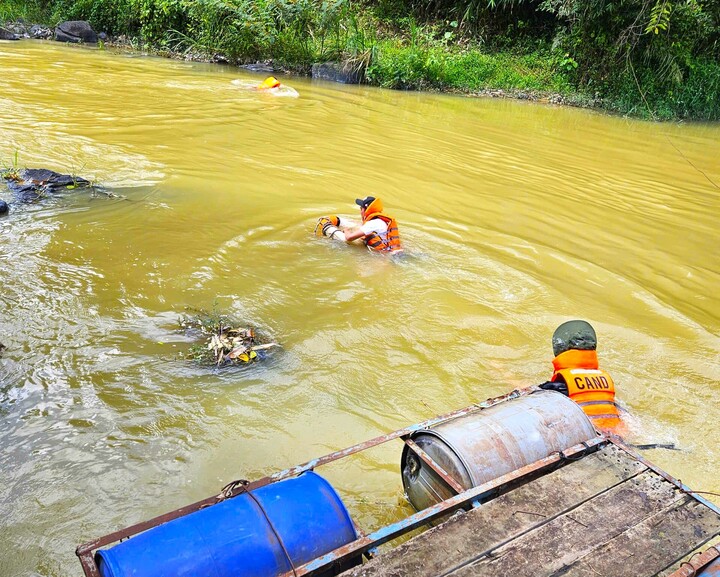 Lực lượng chức năng tìm kiếm thi thể nạn nhân.