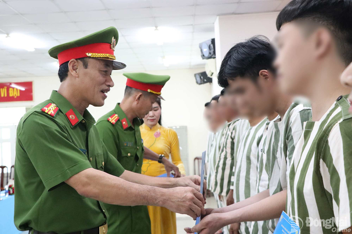 Đại tá Nguyễn Huy Hải, Phó Giám đốc Công an TP Đồng Nai trao quyết định đặc xá cho các phạm nhân, hôm 1/6. (Ảnh: Báo Đồng Nai)