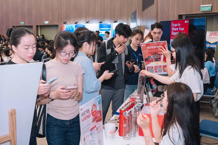 Các sinh viên có cơ hội tiếp cận trực tiếp với doanh nghiệp thông qua các gian hàng tuyển dụng.