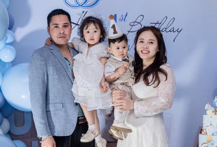 Từ căn nhà từng lặng lẽ vì thiếu tiếng trẻ thơ, giờ đây mỗi ngày đều ngập tràn tiếng cười của hai đứa trẻ.