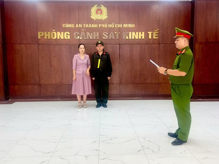 Bị can Hoàng Thị Bích Ngọc (bên trái), chủ sở hữu thương hiệu vải áo dài Đất Lành bị khởi tố, để điều tra về tội "Xâm phạm quyền tác giả" theo Điều 225 Bộ luật Hình sự. (Ảnh: PV/Vietnam+)