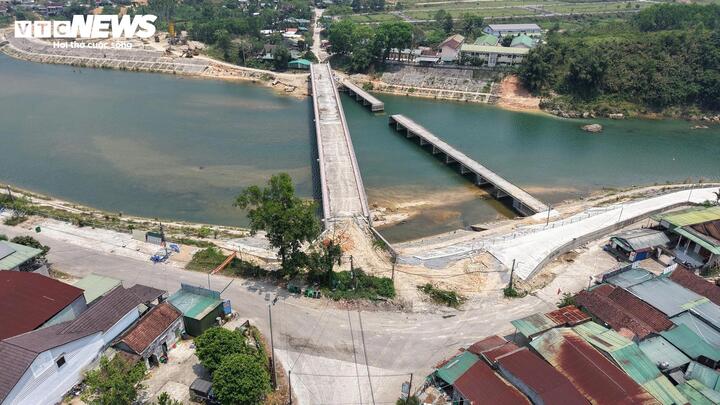 Ông Đinh Văn Dương, Giám đốc Ban Quản lý dự án khu vực Sơn Tây, chủ đầu tư dự án, cho biết nguyên nhân khiến công trình cầu Sơn Mùa “đắp chiếu” suốt thời gian dài được xác định do vướng quy hoạch chung của huyện Sơn Tây (cũ). Chủ đầu tư đã xin chủ trương điều chỉnh quy hoạch, đồng thời hoàn tất các thủ tục pháp lý cần thiết để tái khởi động dự án.