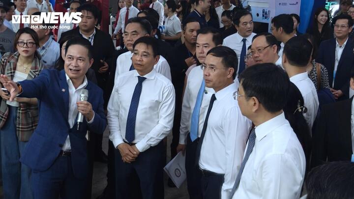Phó Thủ tướng Nguyễn Văn Thắng cùng nhiều đại biểu tham quan khu trưng bày của MoMo. (Ảnh: Mạnh Hùng)