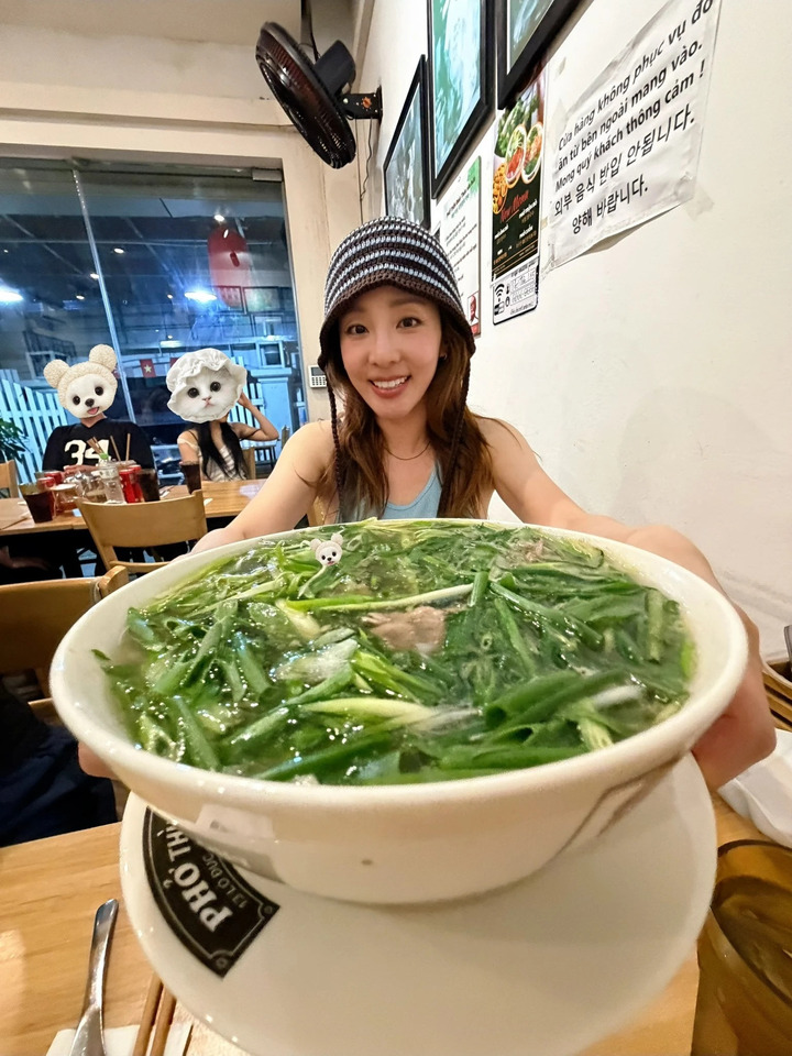 Sandara Park chia sẻ hình ảnh ăn phở khi đến Hà Nội biểu diễn.