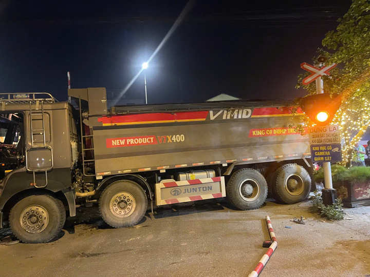 Ô tô tải bị tàu hoả húc văng, may mắn không có thiệt hại về người.