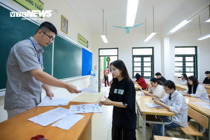 Giám thị tại một phòng thi tốt nghiệp THPT năm 2025 tại Hà Nội.