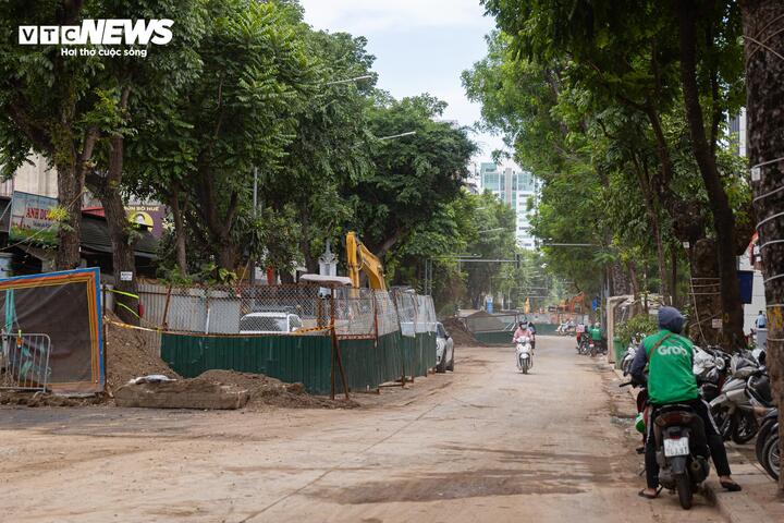 Dự án gồm 22 hạng mục, bao gồm cải tạo hệ thống bơm tại 6 hồ điều hòa gồm Thiền Quang, Bảy Mẫu, Ba Mẫu, Linh Quang, Văn Chương và Trung Tự; đồng thời xây dựng, cải tạo hệ thống thoát nước tại 16 vị trí trên nhiều tuyến phố trung tâm như Lý Thái Tổ, Lê Phụng Hiểu, Phan Chu Trinh, Lý Thường Kiệt, Tràng Tiền, Trần Nhân Tông, Quang Trung, Quán Sứ và Nguyễn Trãi.