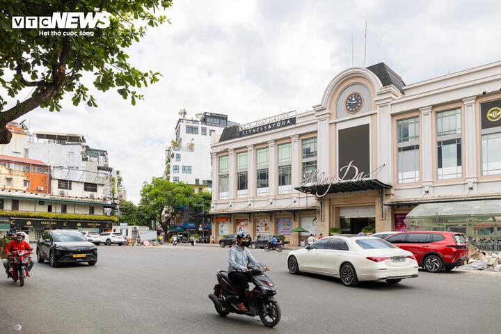 Các tuyến phố còn lại hiện đã hoàn thành lớp thảm bê tông nhựa thô và dự kiến hoàn tất công tác thảm mặt đường trước ngày 15/6.