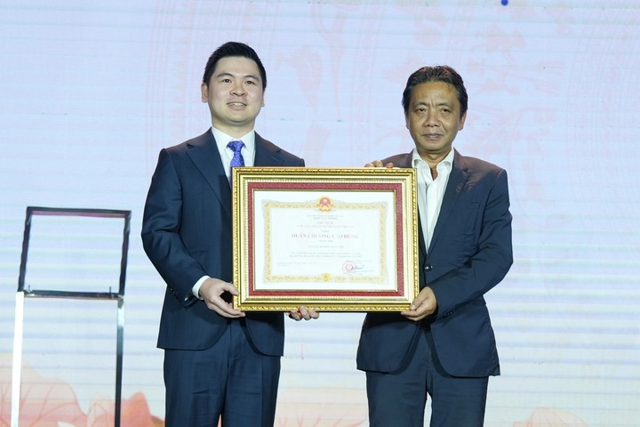 Chủ tịch CLB Hà Nội Đỗ Vinh Quang thay mặt đội bóng nhận Huân chương Lao động hạng Nhì