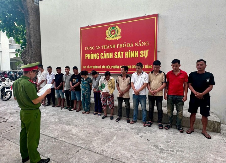 Các đối tượng trobg đường dây. (Ảnh: CA)