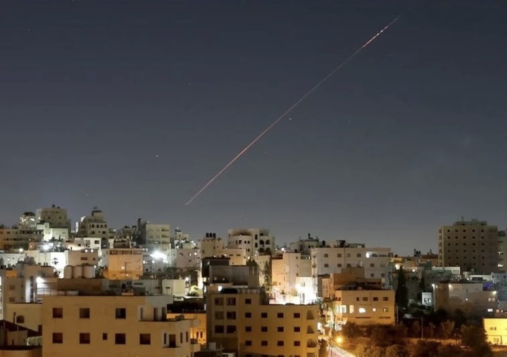 Tên lửa từ phía Iran phóng vào lãnh thổ Israel. (Ảnh: Getty)