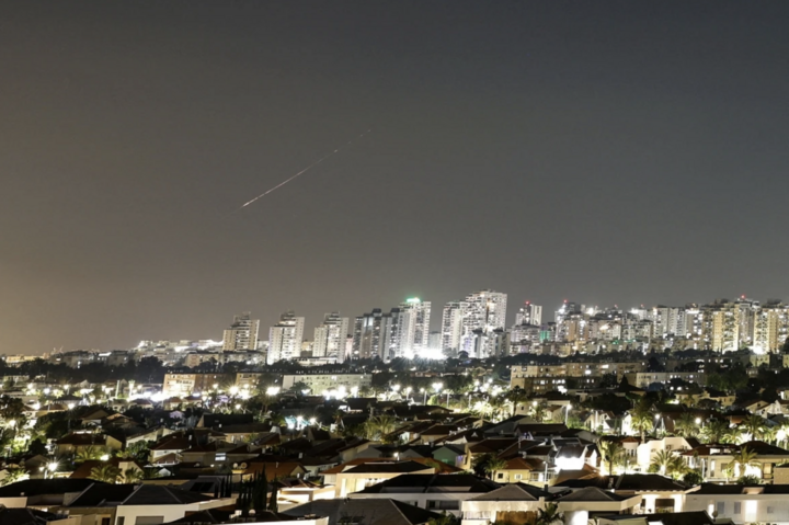 Iran phóng tên lửa tấn công Israel, nhiều nước đóng cửa không phận. (Ảnh: Reuters)