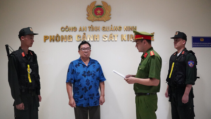 Cơ quan công an tống đạt các quyết định khởi tố đối với Vương Đức Lanh. (Ảnh: Công an Quảng Ninh)
