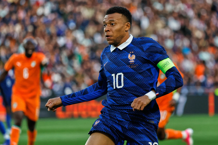Kylian Mbappe và Rayan Cherki đang không hài lòng với quyết định của Liên đoàn bóng đá Pháp. (Ảnh: AP)