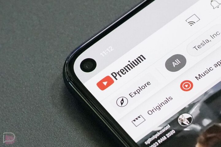 Người dùng mở ứng dụng YouTube trên điện thoại. (Nguồn: Droid)