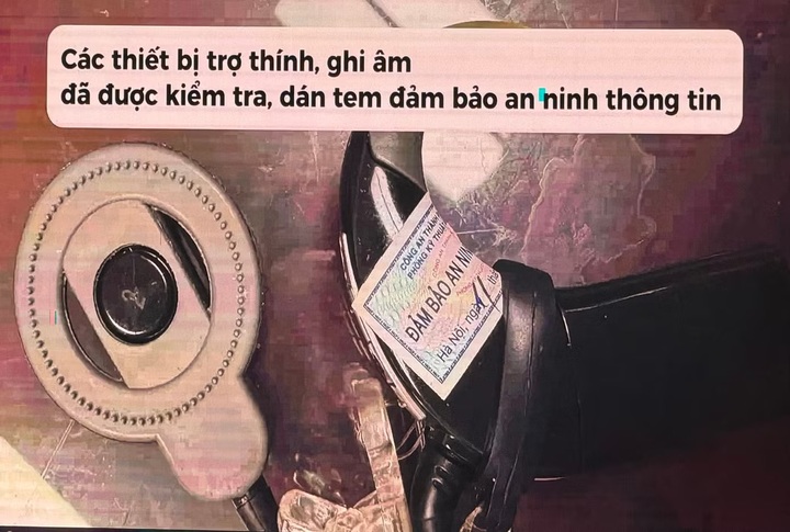 Các thiết bị hỗ trợ sức khỏe của thí sinh được lực lượng Công an kiểm tra, dán tem đảm bảo trước khi vào phòng thi. (Anh: Hà Linh)
