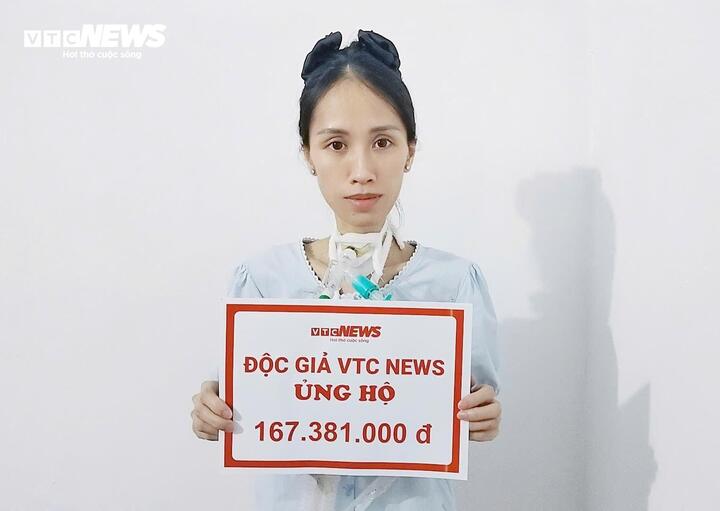 Chị Triệu Thị Thu Hiền đón nhận số tiền bạn đọc giúp đỡ.