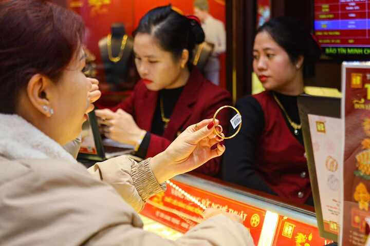 Giá vàng tiếp tục đi xuống. (Ảnh: Minh Đức).