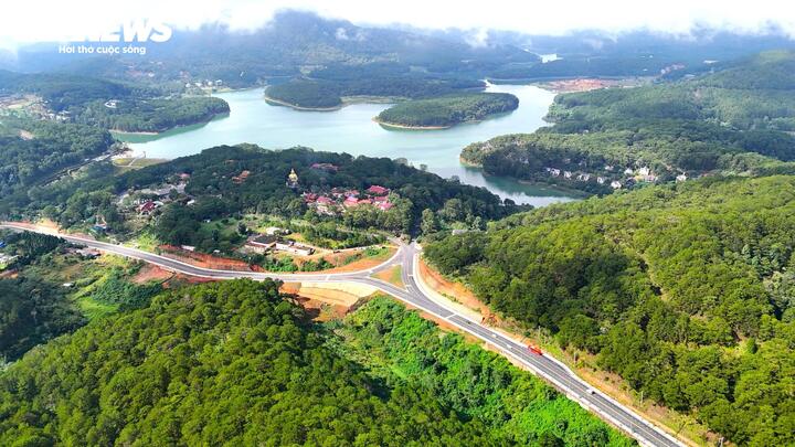 Ẩn mình giữa rừng thông bạt ngàn, hồ Tuyền Lâm là điểm dừng chân không thể bỏ qua tại Đà Lạt. Ở đây, không khí quanh năm mát lạnh. Cây cối, hồ nước xanh tốt bốn mùa. Những ai muốn gần gũi thiên nhiên, yên tĩnh và tận hưởng cái lạnh của Đà Lạt thì hãy đến với nơi này.