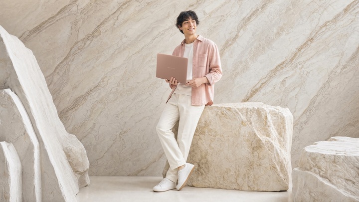 Zenbook 14 chỉ nặng khoảng 1,1 kg với thời lượng pin hơn 21 giờ.