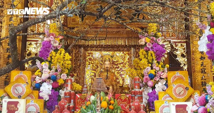 Cung thờ tượng Đức Thánh Trần Hưng Đạo trong đền Kiếp Bạc.