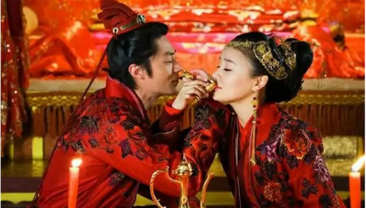 Tân lang - tân nương uống rượu giao bôi.