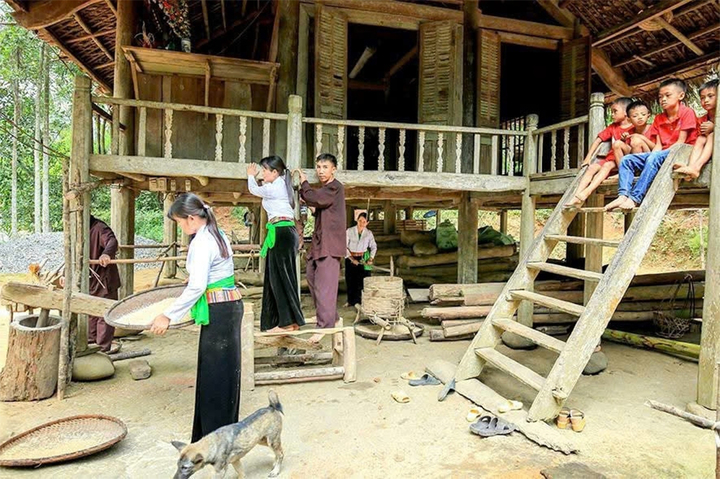 Chín bậc cầu thang - nơi bắt đầu của mỗi mái nhà sàn người Mường. (Ảnh: Út Mười)