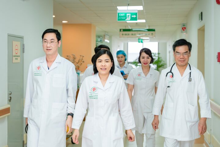 Bác sĩ Viện A1 điểm bệnh.